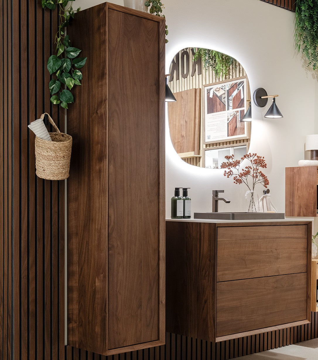 Boka-tidigt-rabatt på våra massiva badrumsmöbler!