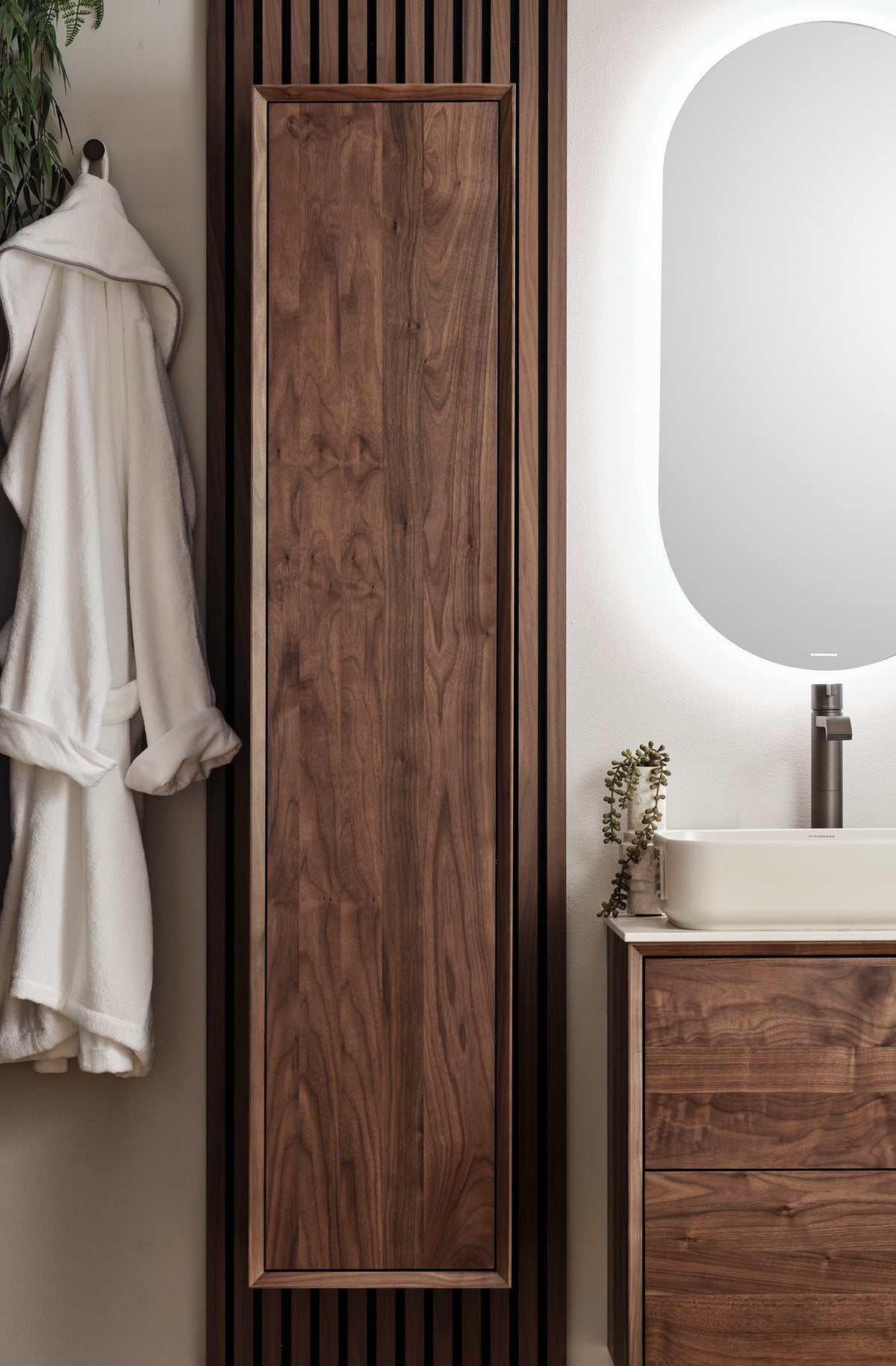 Tall cabinet in solid walnut – maximum storage & timeless design – IW35