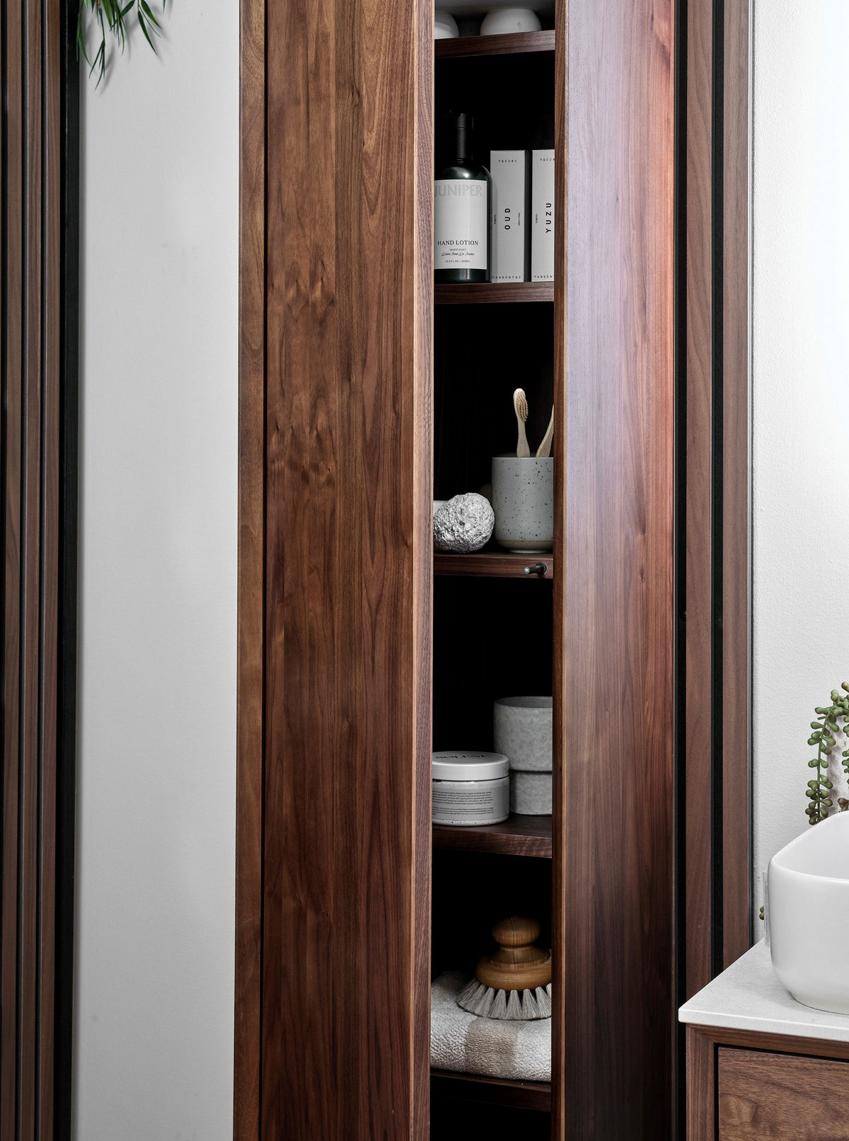Tall cabinet in solid walnut – maximum storage & timeless design – IW35