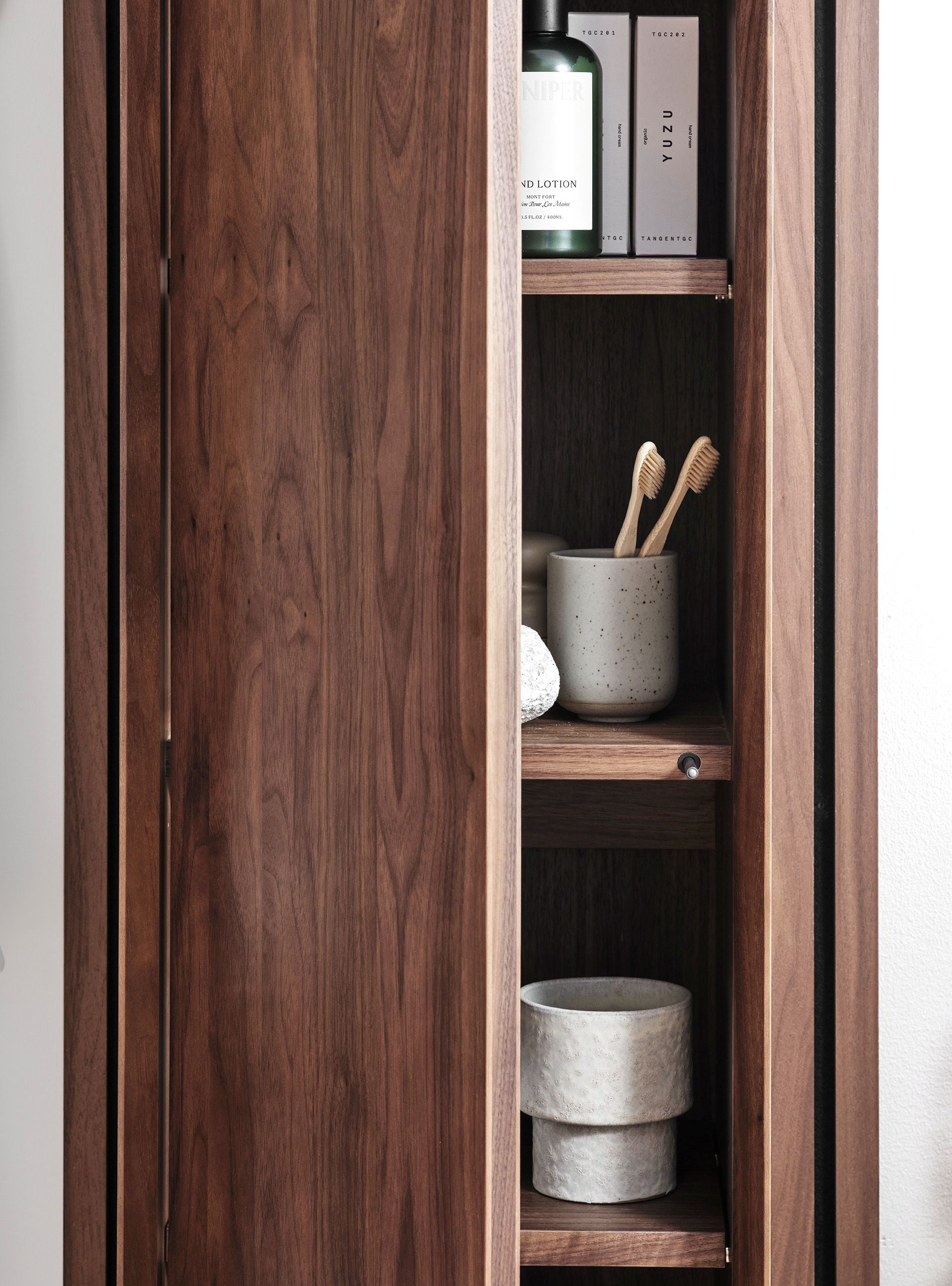 Tall cabinet in solid walnut – maximum storage & timeless design – IW35
