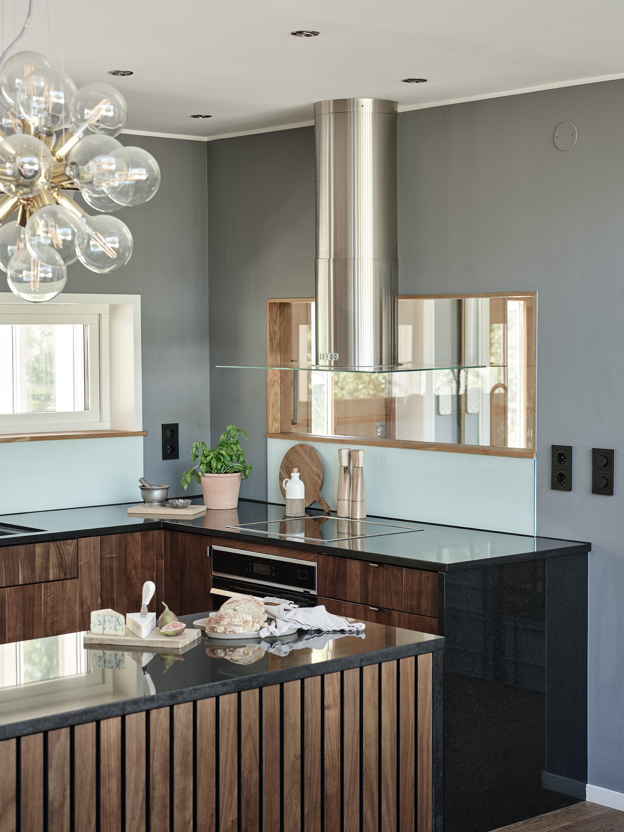 Custom-made kitchen - Walnut