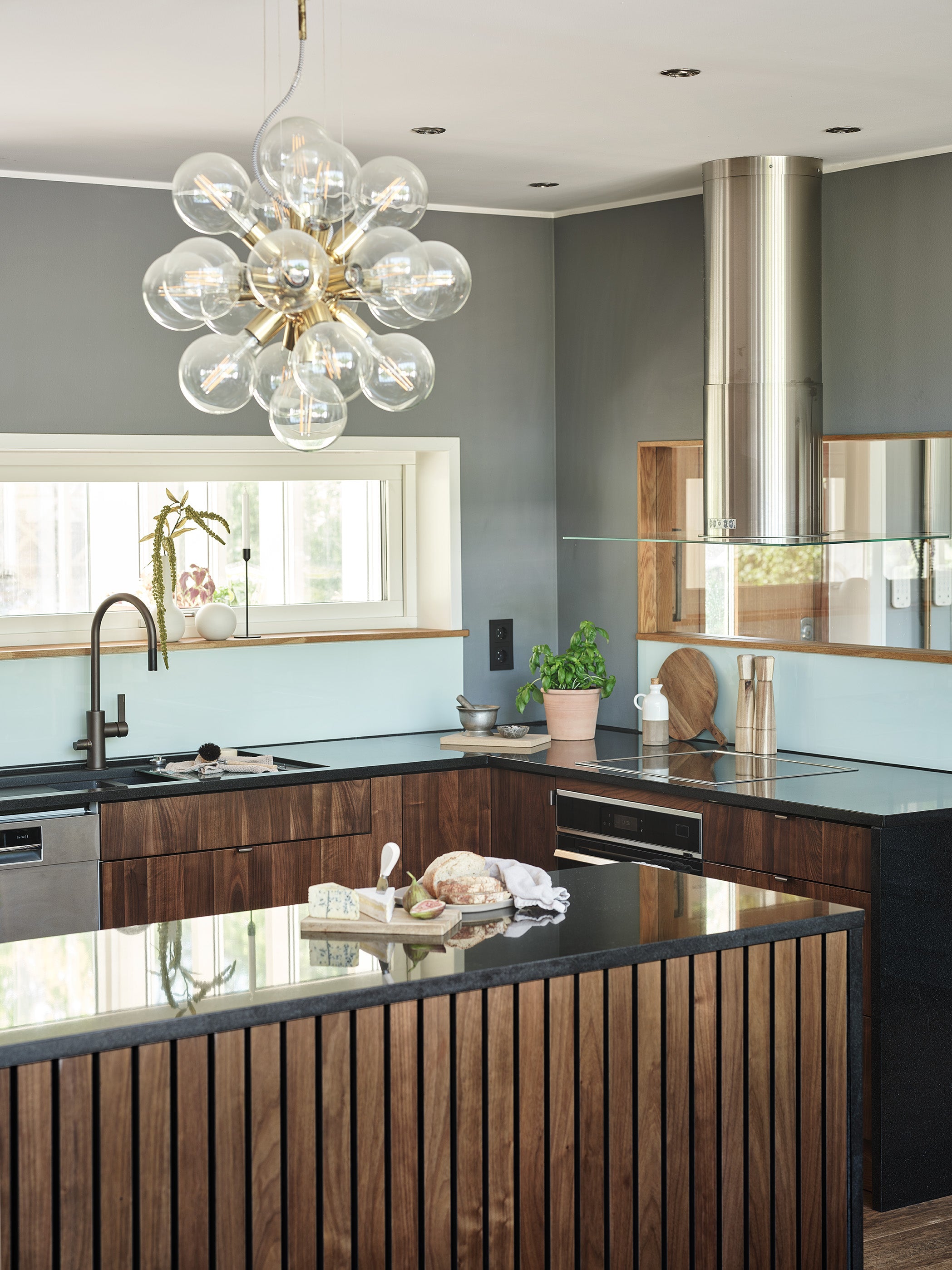 Custom-made kitchen - Walnut