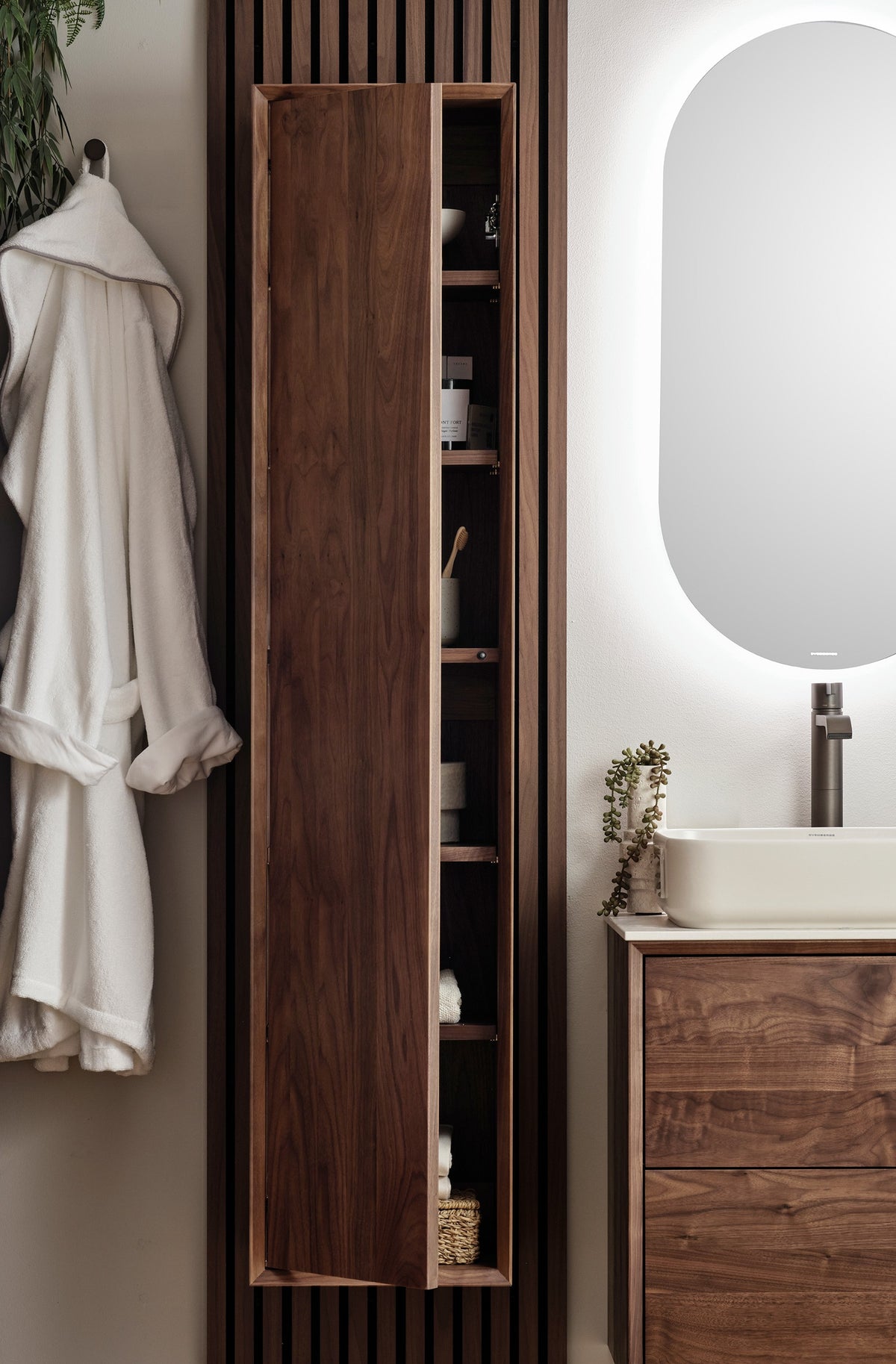 Tall cabinet in solid walnut – maximum storage & timeless design – IW35