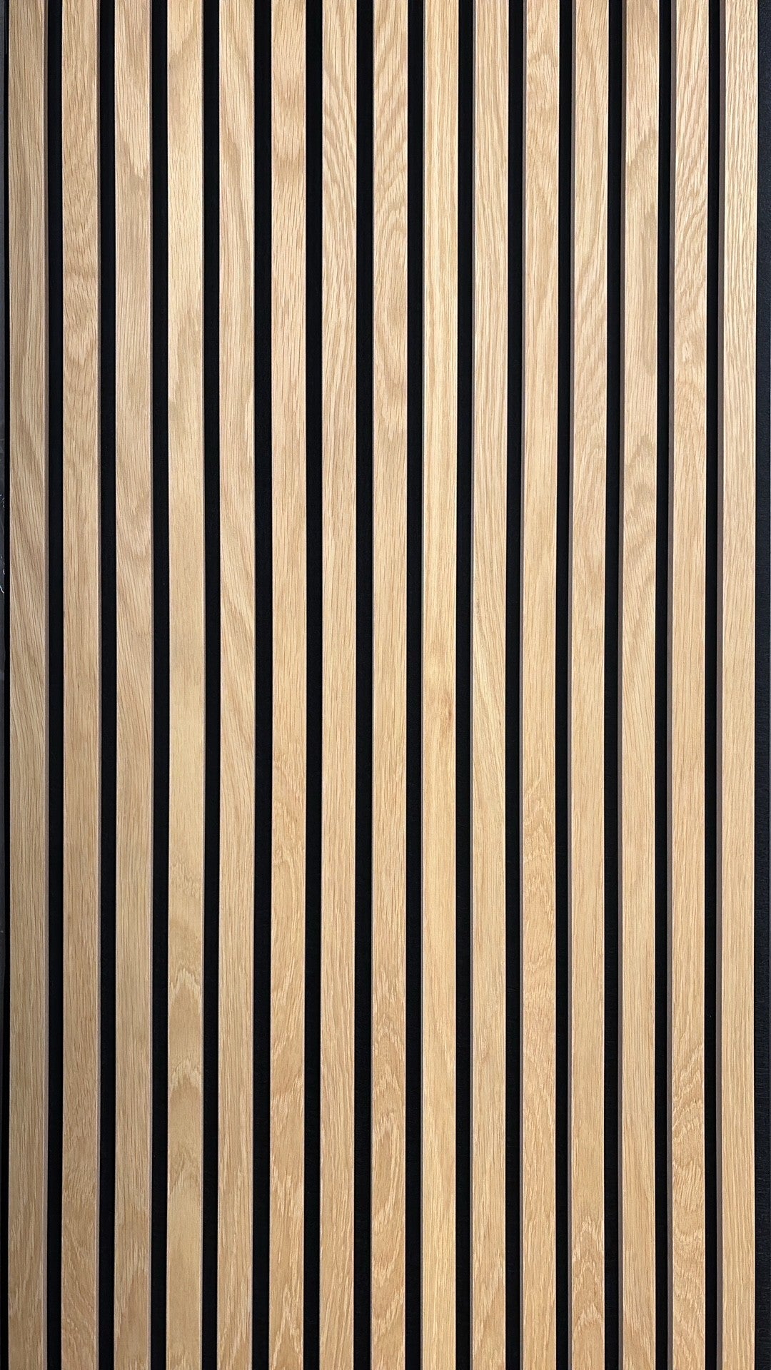 Akustikpanel av ekfanér på ljus mdf