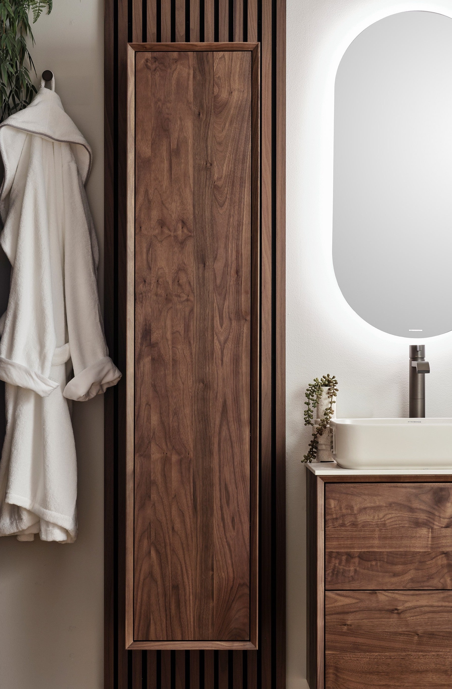 Tall cabinet in solid walnut – maximum storage & timeless design – IW35