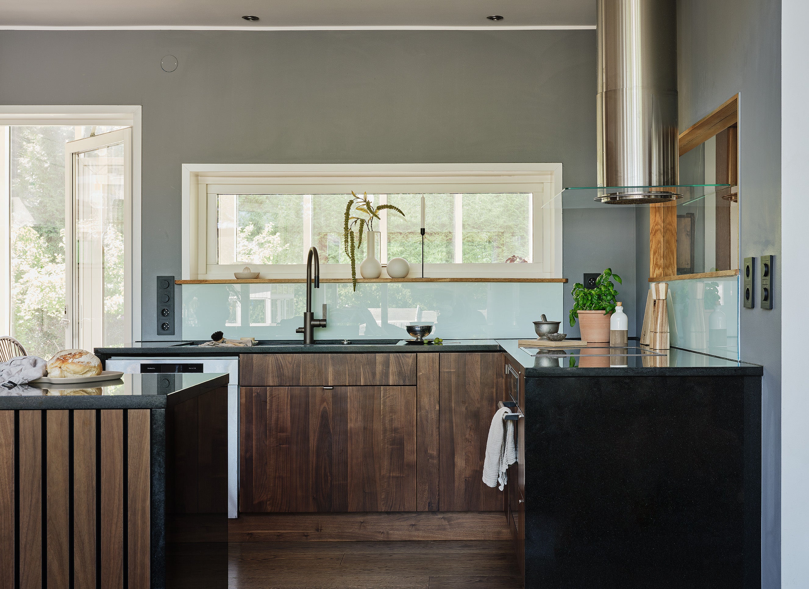 Custom-made kitchen - Walnut