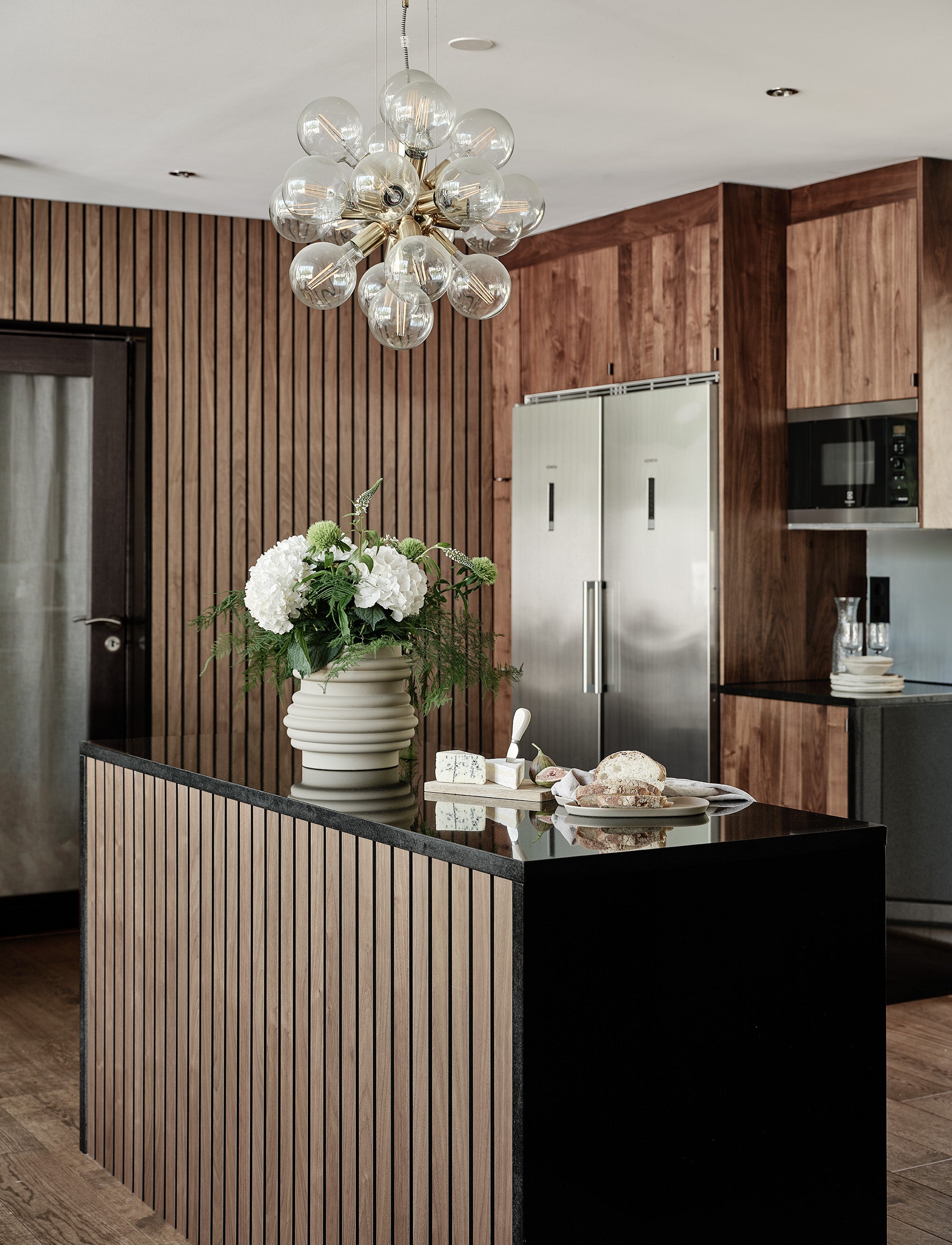 Custom-made kitchen - Walnut