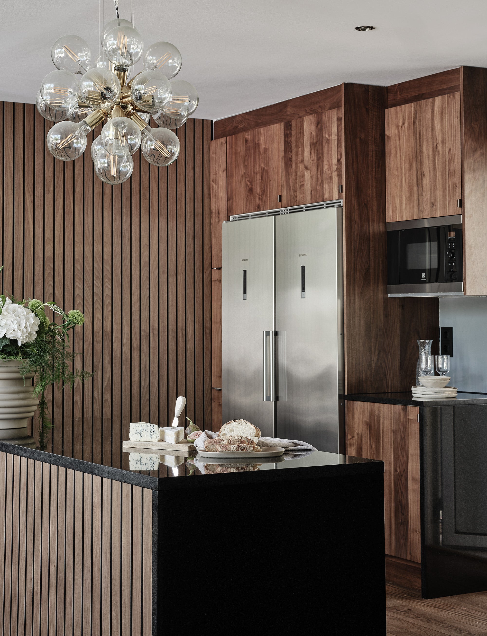 Custom-made kitchen - Walnut