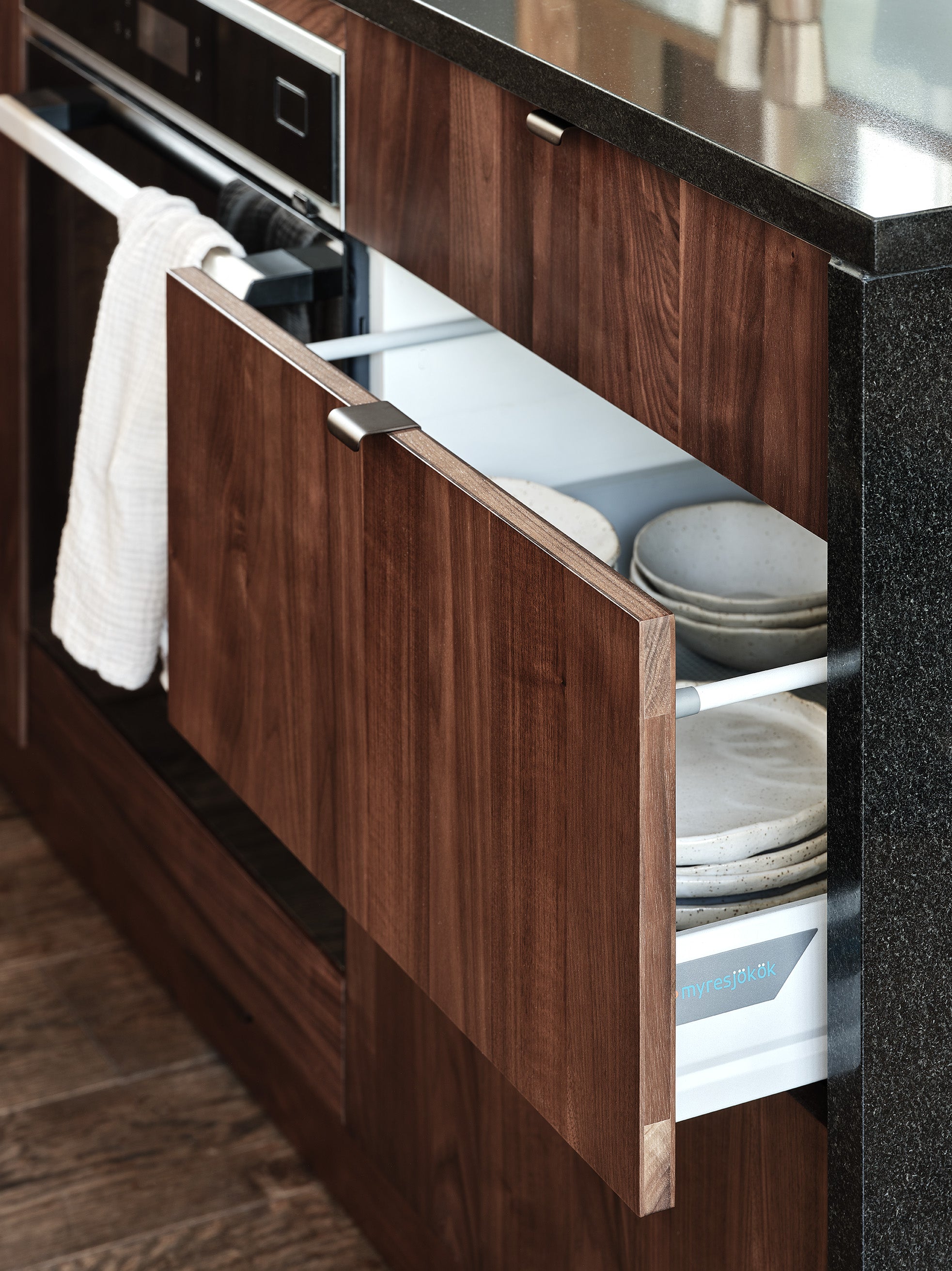 Custom-made kitchen - Walnut