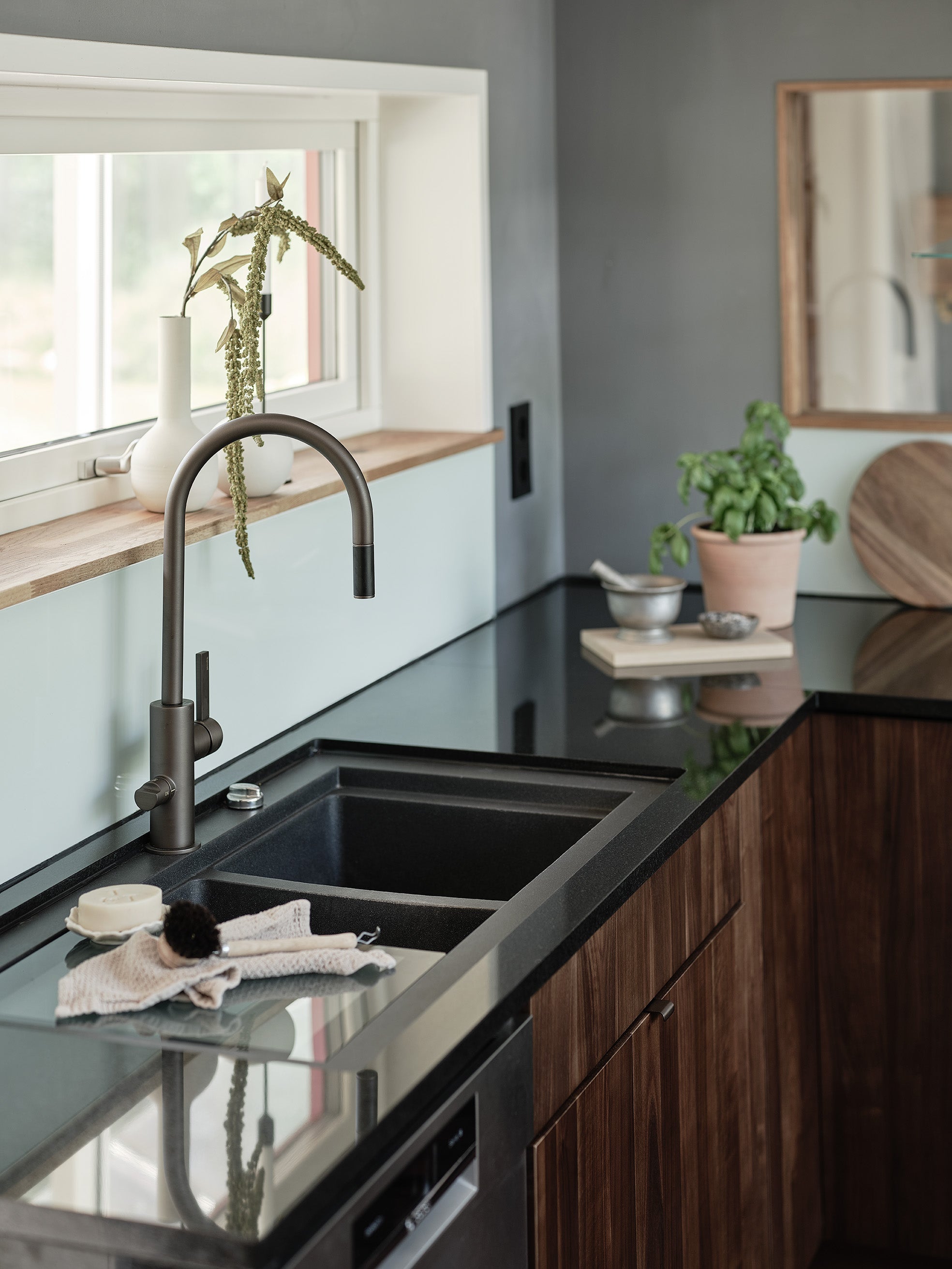 Custom-made kitchen - Walnut