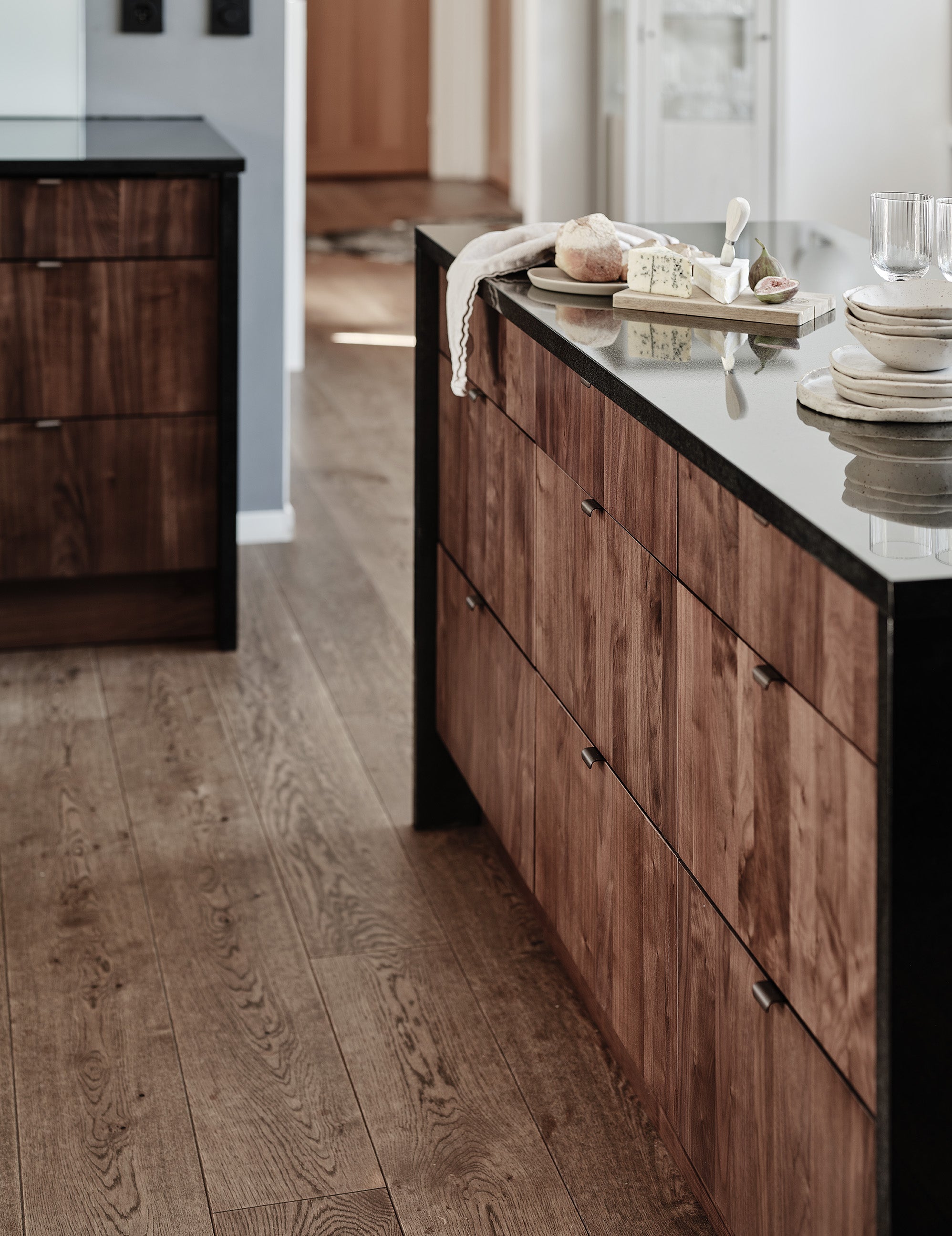 Custom-made kitchen - Walnut