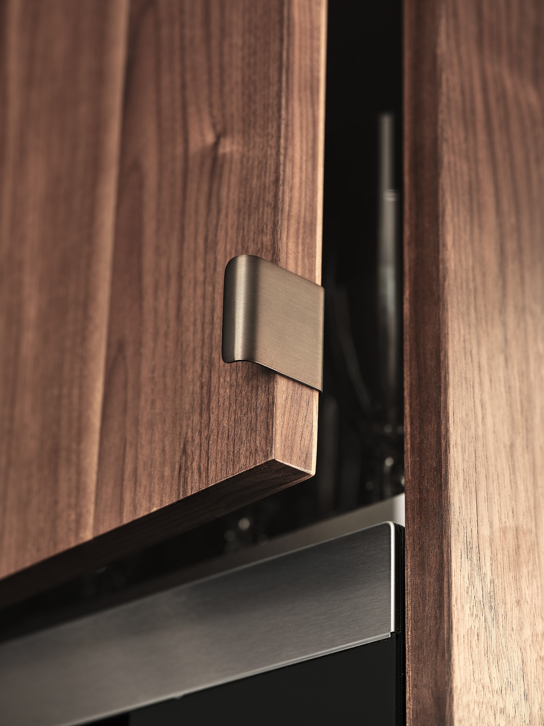 Custom-made kitchen - Walnut