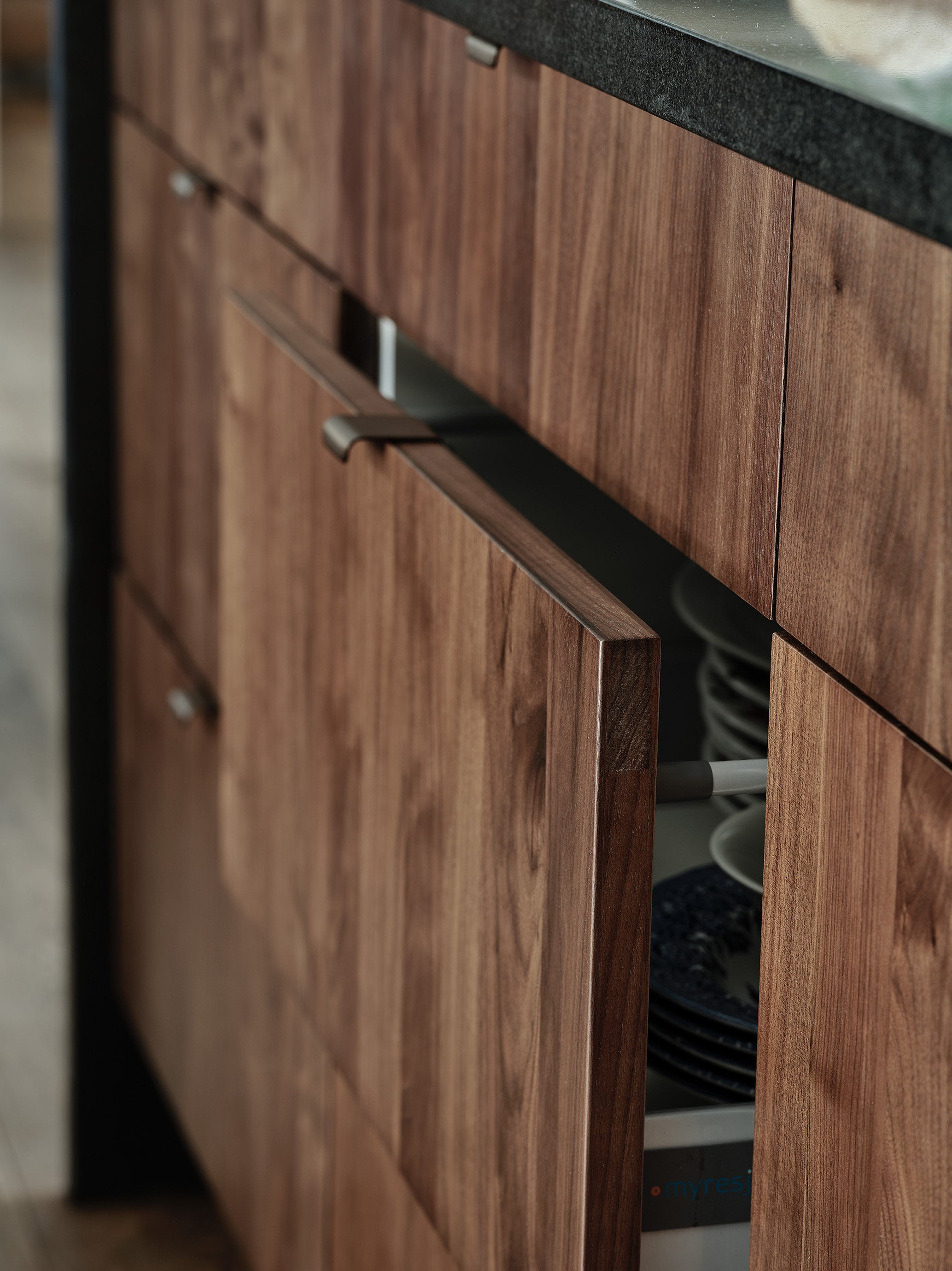 Custom-made kitchen - Walnut